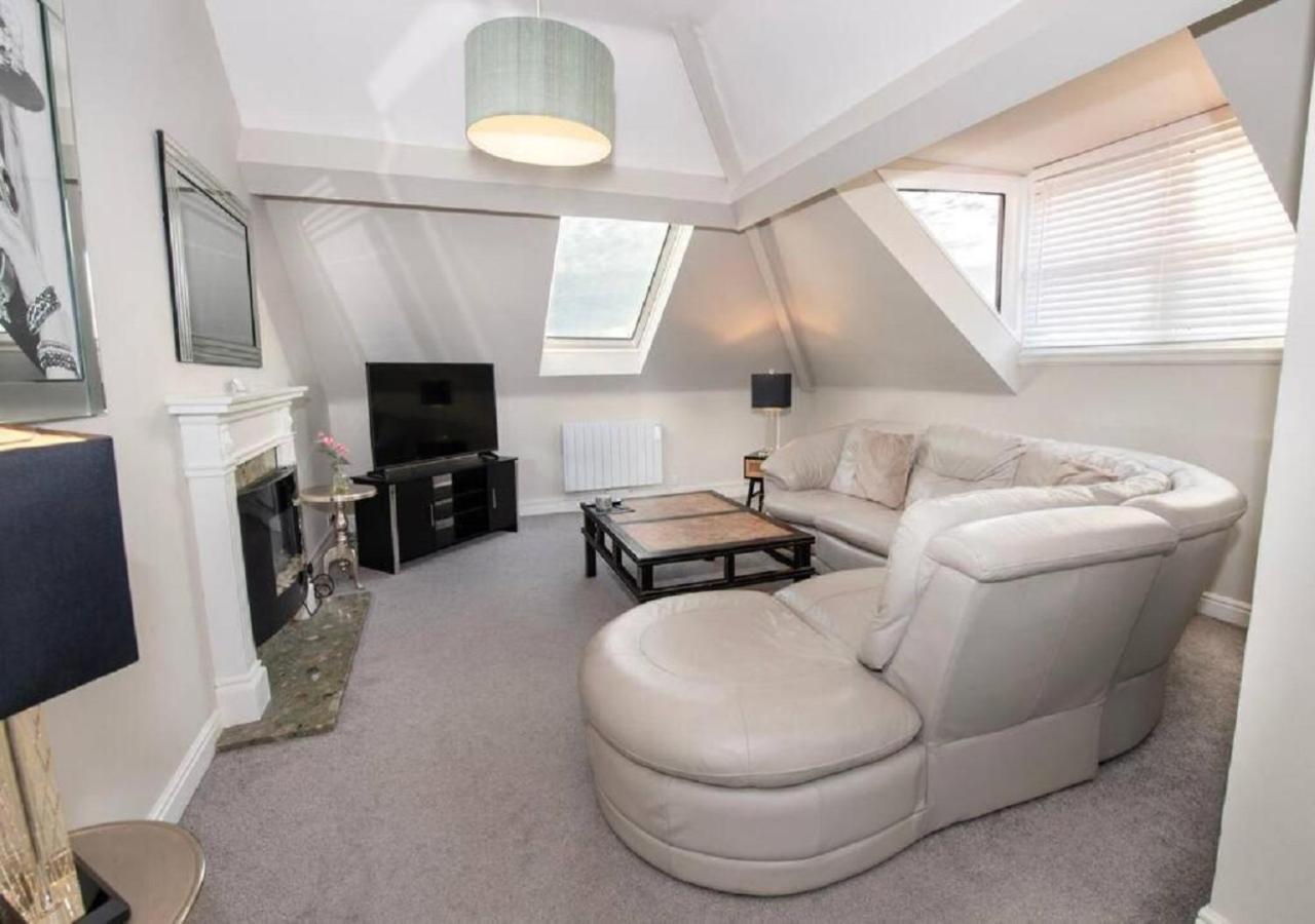 Sandmartin - Top Floor 3-Bed Apartment Sea Views & Parking Scarborough Exterior photo
