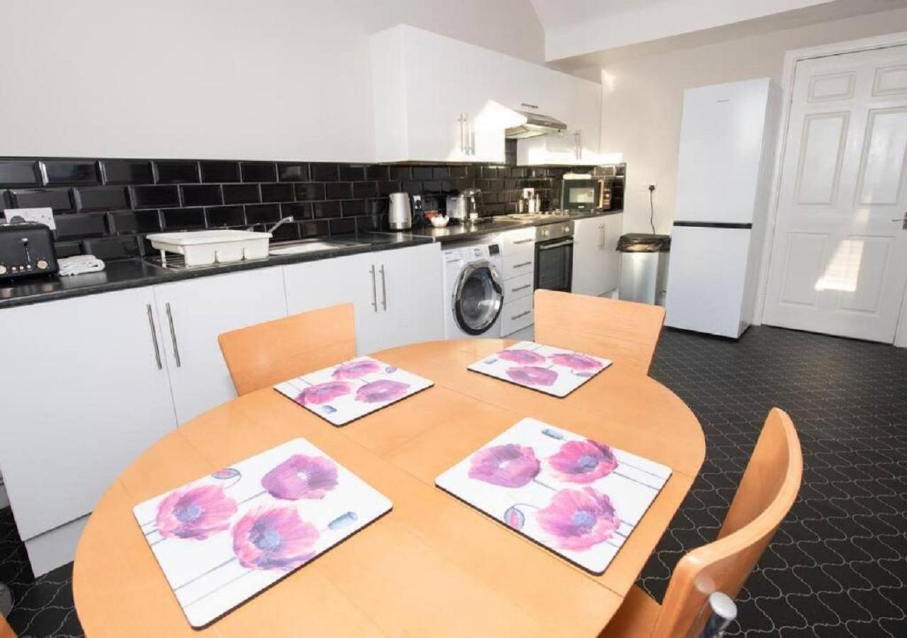 Sandmartin - Top Floor 3-Bed Apartment Sea Views & Parking Scarborough Exterior photo